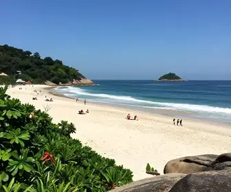 Descubra a Praia de São Pedro no Guarujá: Um Paraíso Privativo