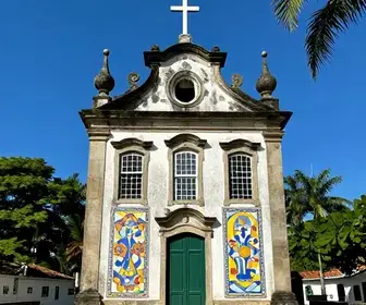 Explore a Capela da Fortaleza e o Painel de Manabu Mabe no Guarujá Explore a Capela da Fortaleza e o Painel de Manabu Mabe no Guarujá