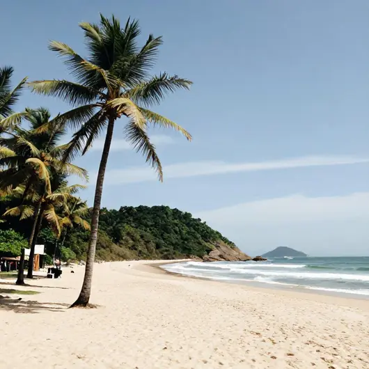 Praia do Guaiúba: O Destino Perfeito para Relaxar