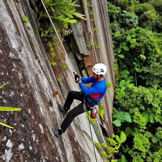 Rapel: Uma Aventura Radical em Meio à Natureza Rapel: Uma Aventura Radical em Meio à Natureza